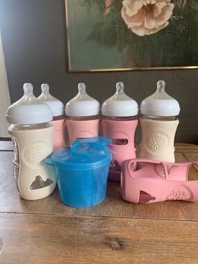 Philips Avent glass bottles with silicone sleeves and formula dispenser